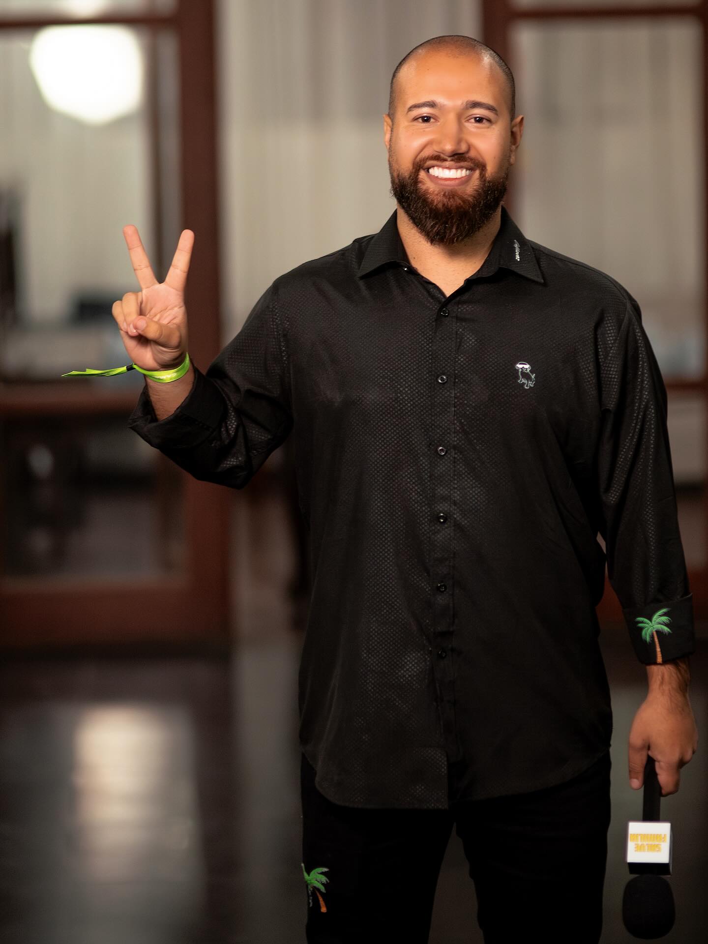 Apresentador do Na Resenha TV com microfone
